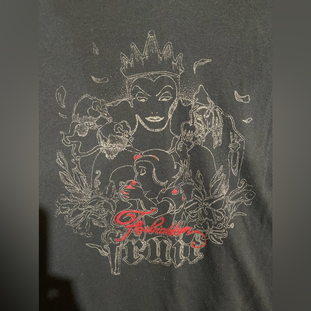 Disney couture, Snow White, black T-shirt, short sleeve. junior size extra large